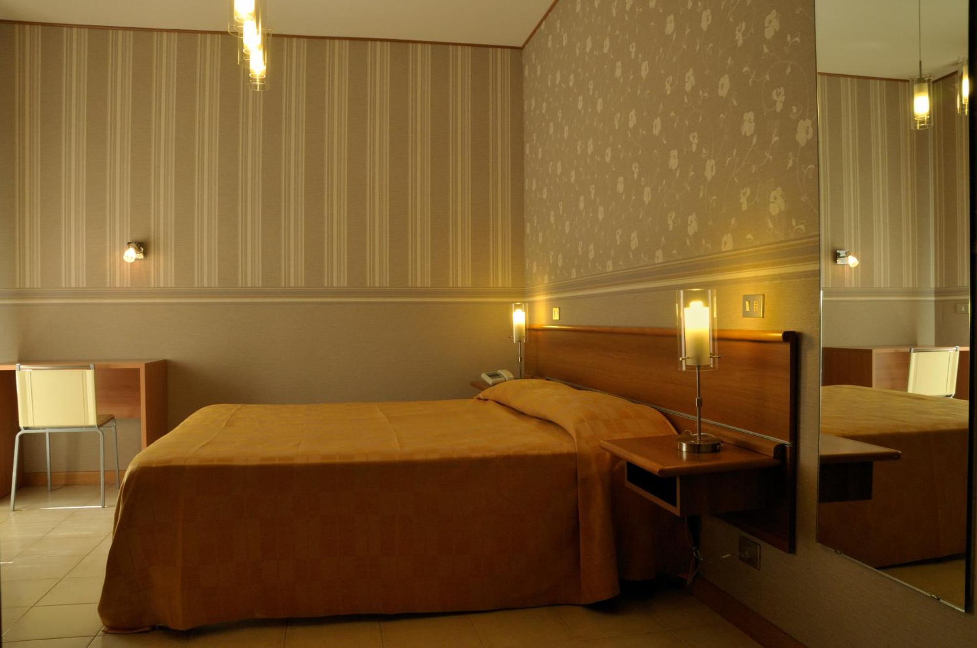 Hotel Residence Ulivi E Palme Каляри Екстериор снимка