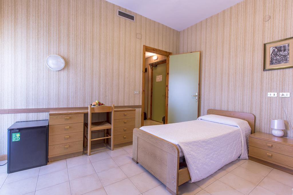 Hotel Residence Ulivi E Palme Каляри Екстериор снимка