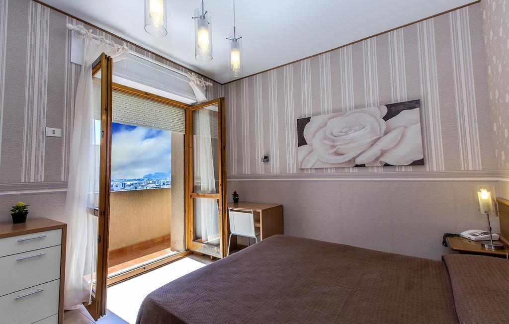 Hotel Residence Ulivi E Palme Каляри Екстериор снимка