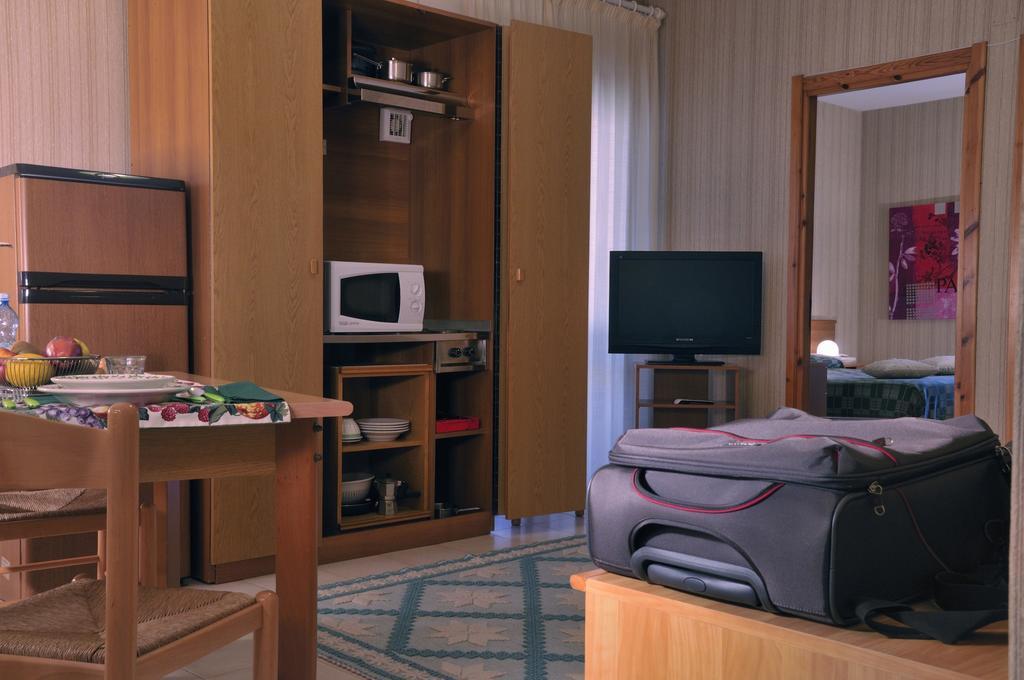 Hotel Residence Ulivi E Palme Каляри Стая снимка