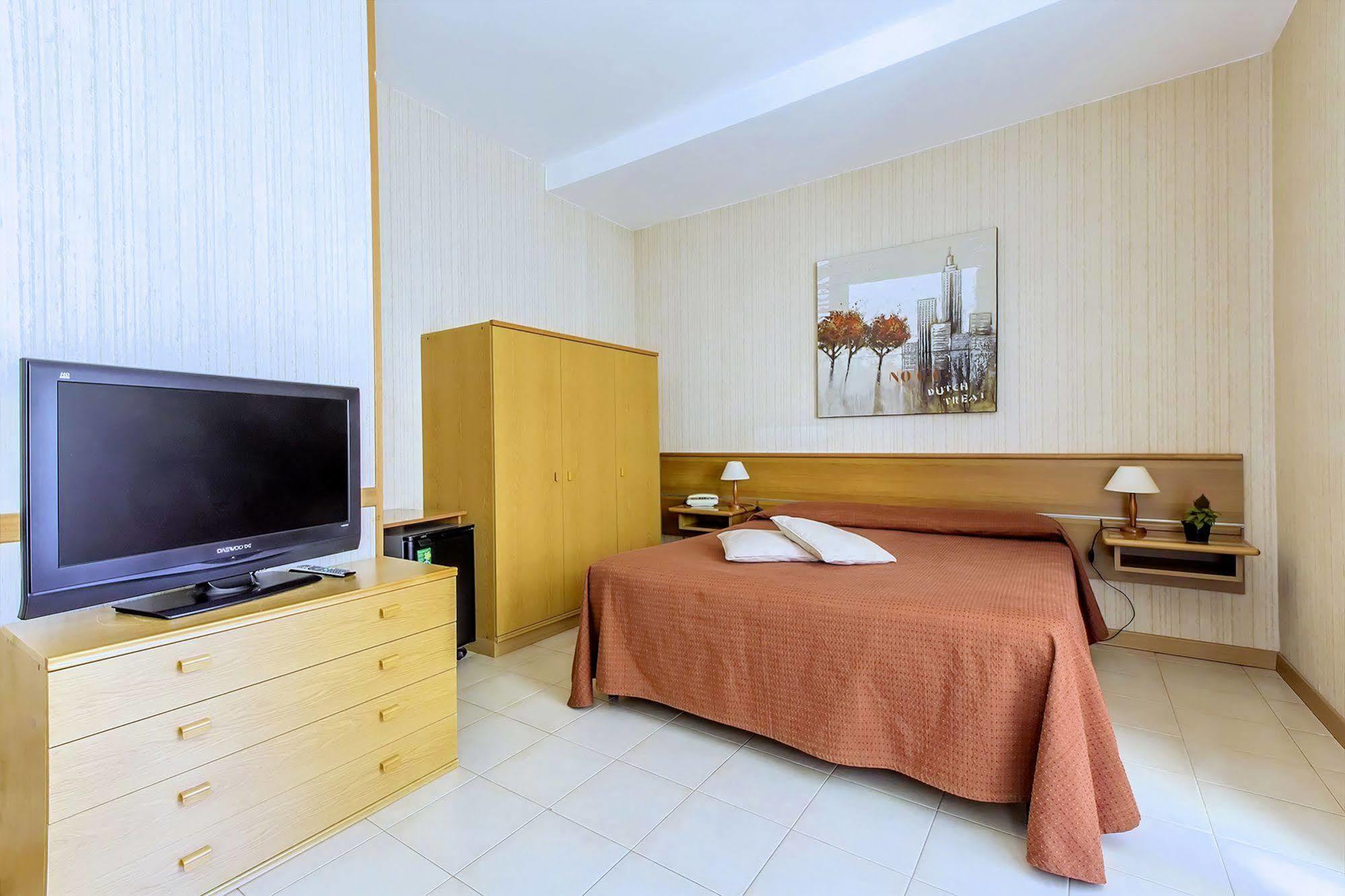 Hotel Residence Ulivi E Palme Каляри Екстериор снимка
