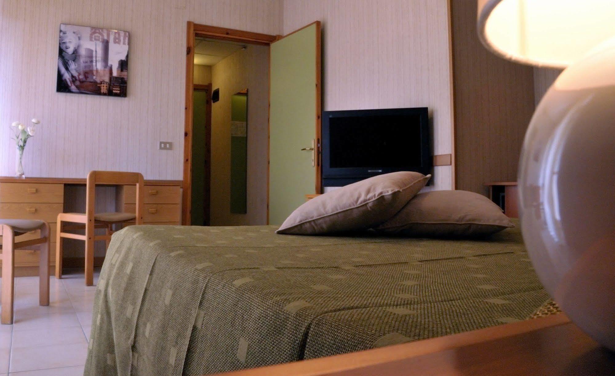 Hotel Residence Ulivi E Palme Каляри Екстериор снимка