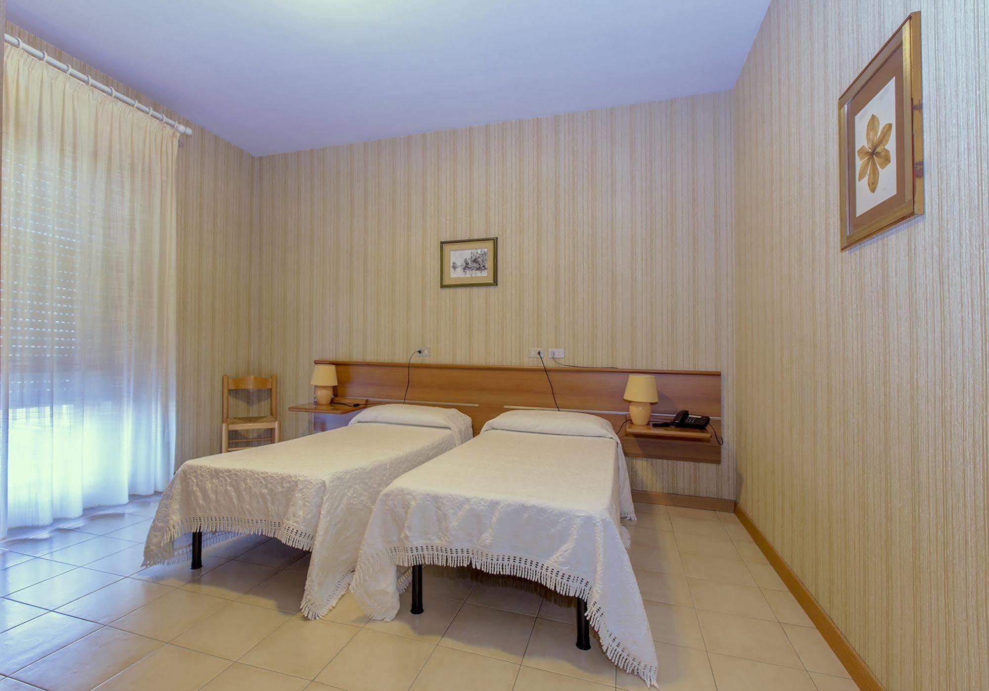Hotel Residence Ulivi E Palme Каляри Екстериор снимка